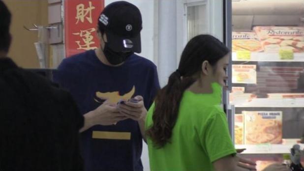 唐艺昕婚后首为老公庆生，开心拍手画风甜蜜，夫妻二人幸福到模糊