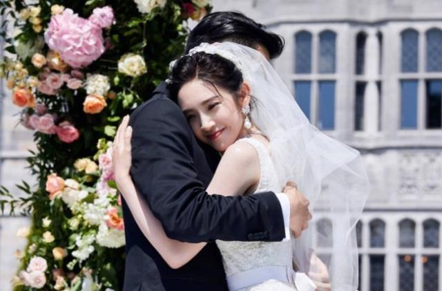 唐艺昕婚后首为老公庆生，开心拍手画风甜蜜，夫妻二人幸福到模糊