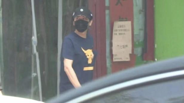 唐艺昕婚后首为老公庆生，开心拍手画风甜蜜，夫妻二人幸福到模糊