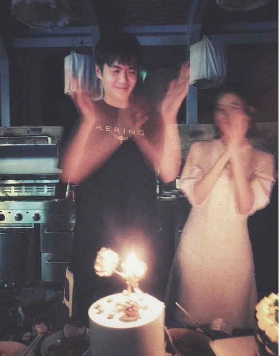 唐艺昕婚后首为老公庆生，开心拍手画风甜蜜，夫妻二人幸福到模糊