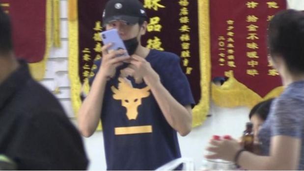 唐艺昕婚后首为老公庆生，开心拍手画风甜蜜，夫妻二人幸福到模糊