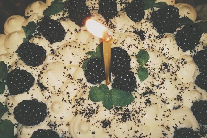 唐艺昕婚后首为老公庆生，开心拍手画风甜蜜，夫妻二人幸福到模糊