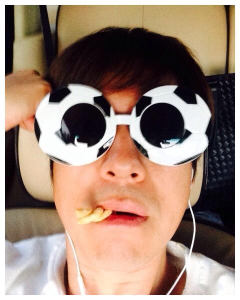 49岁解晓东全家生活照 网友称：儿子没有他爹当年帅