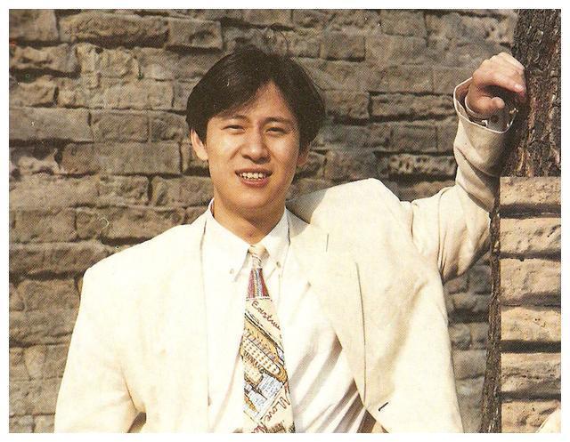 49岁解晓东全家生活照 网友称：儿子没有他爹当年帅