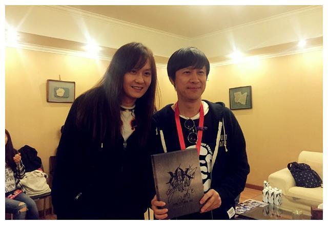 49岁解晓东全家生活照 网友称：儿子没有他爹当年帅