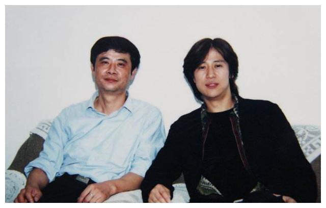 49岁解晓东全家生活照 网友称：儿子没有他爹当年帅