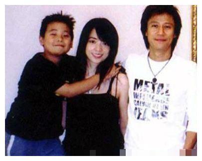 49岁解晓东全家生活照 网友称：儿子没有他爹当年帅