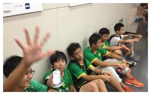 49岁解晓东全家生活照 网友称：儿子没有他爹当年帅