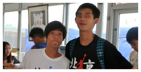 49岁解晓东全家生活照 网友称：儿子没有他爹当年帅