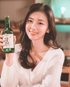 ​蓝精灵图案的啤酒(蓝精灵图案衣服品牌)