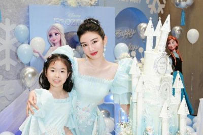 ​黄奕为女儿庆生！生日现场被曝光，母女长相差异大