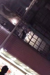​揭阳一女子情绪激动爬出窗外欲跳楼，结果...