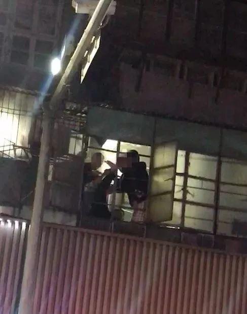 揭阳一女子情绪激动爬出窗外欲跳楼,结果...