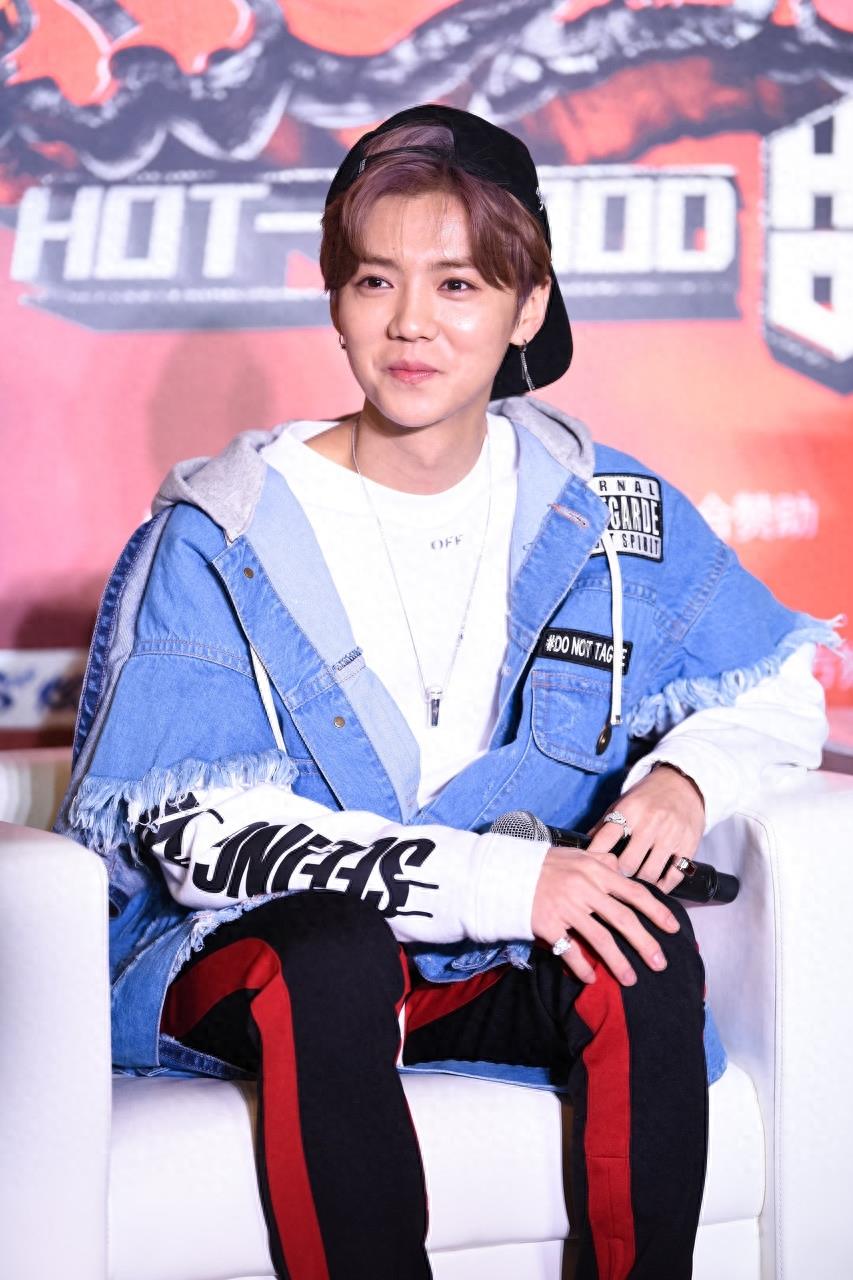 鹿晗颜值加分,中分造型毫无严肃感,反显可爱与活力