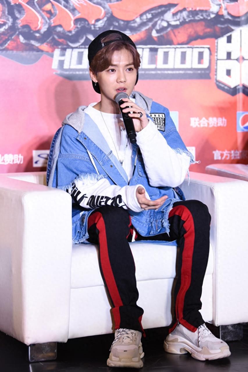 鹿晗颜值加分,中分造型毫无严肃感,反显可爱与活力