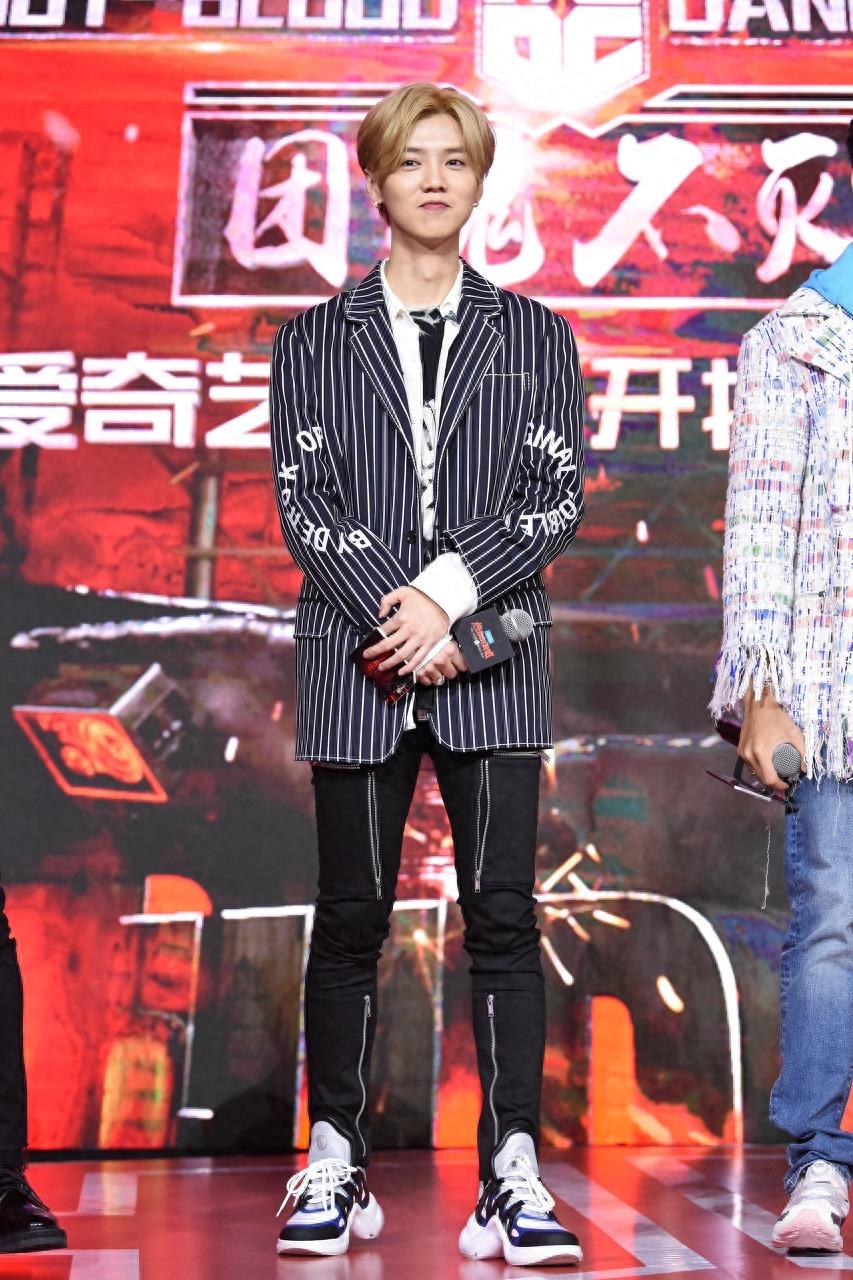 鹿晗颜值加分,中分造型毫无严肃感,反显可爱与活力