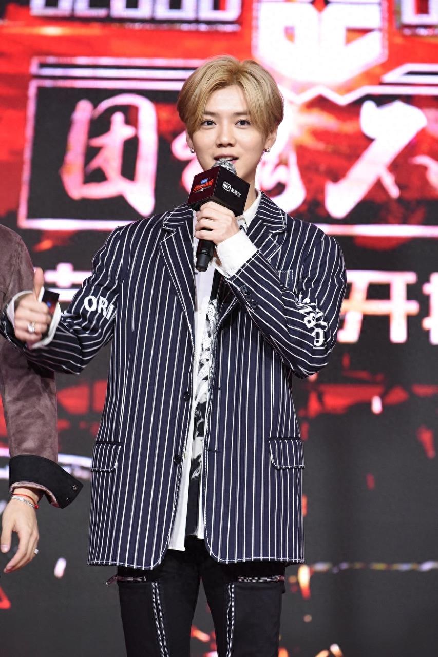 鹿晗颜值加分,中分造型毫无严肃感,反显可爱与活力