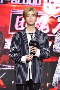 ​鹿晗颜值加分，中分造型毫无严肃感，反显可爱与活力