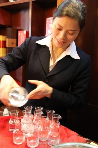 礼仪如何斟白酒