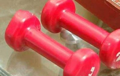 ​熊孩子24楼扔下4磅哑铃 老爸的做法值得点赞