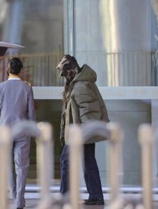 ​38岁杨幂机场照，迷彩服牛仔裤搭配连帽羽绒服，酷飒又时尚