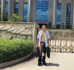 ​律师吴良述拒绝法院道歉 曾遭法警撕裤子夺手机