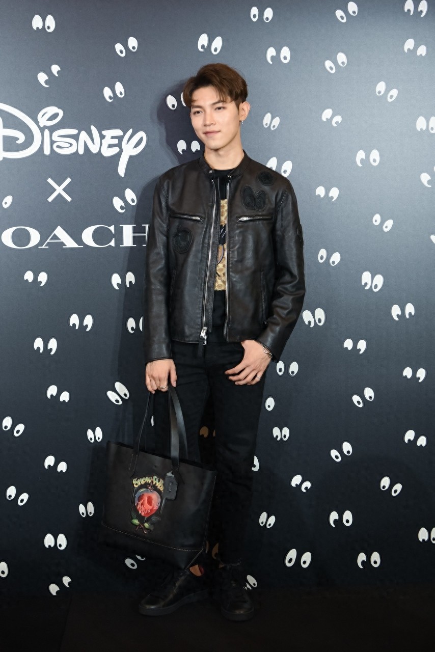 韩沐伯全黑造型酷帅有型，与秦奋同框养眼十足