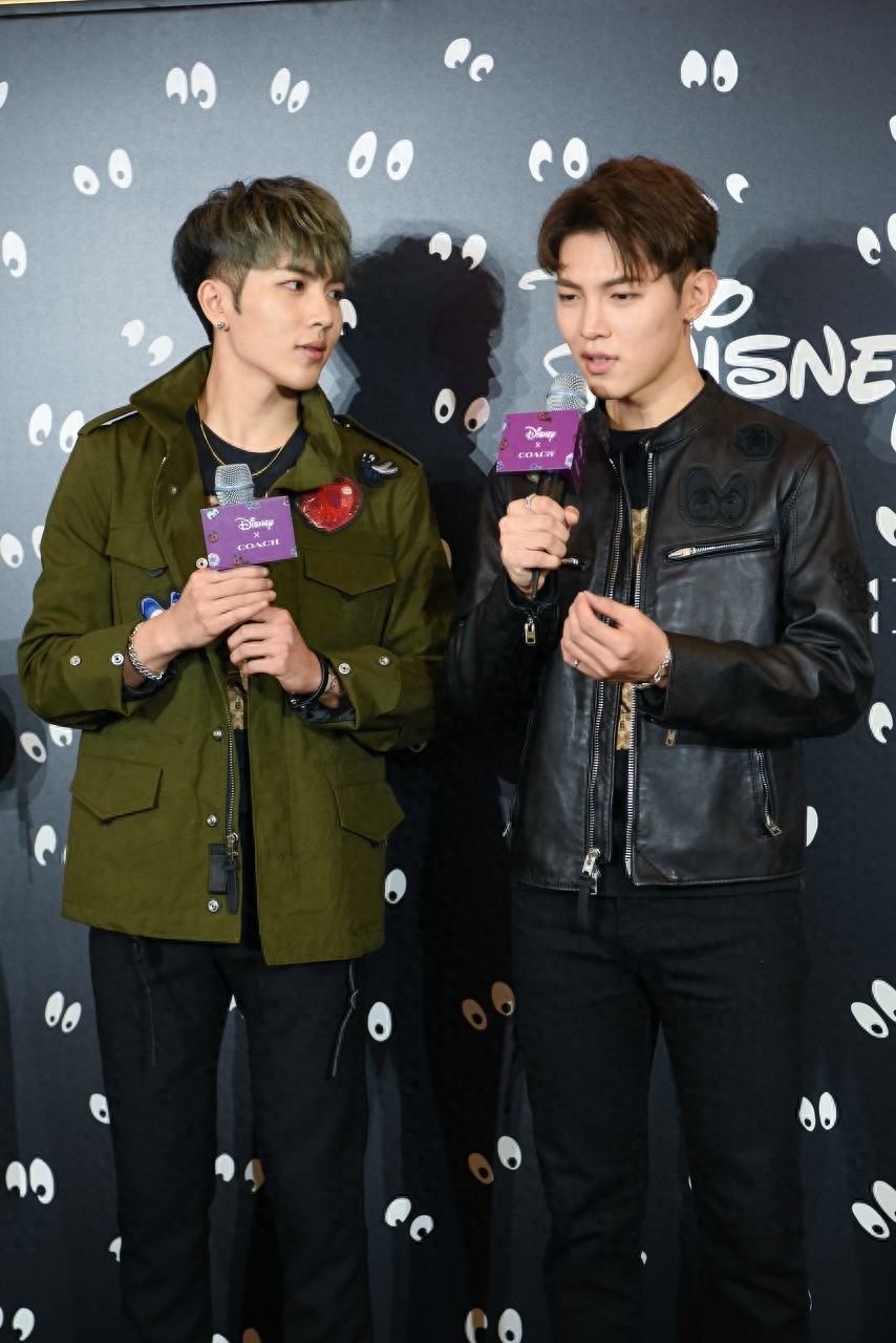 韩沐伯全黑造型酷帅有型，与秦奋同框养眼十足