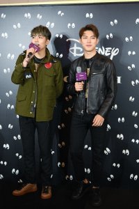 ​韩沐伯全黑造型酷帅有型，与秦奋同框养眼十足