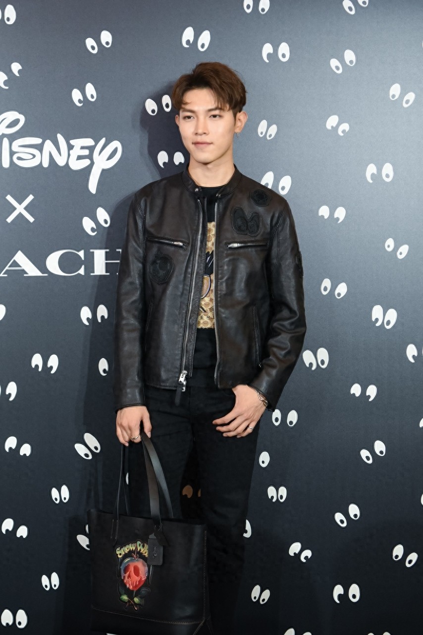 韩沐伯全黑造型酷帅有型，与秦奋同框养眼十足