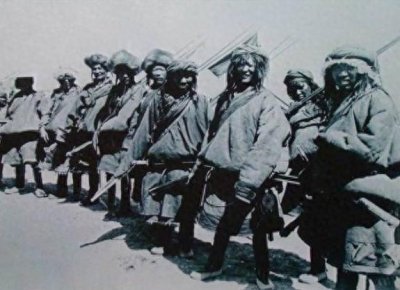 ​昌都战役：印度支援藏军300挺机枪，藏军下令寺庙念经诅咒解放军