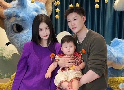 ​赵本山女儿球球为儿子庆生，她瘦了美貌在线，1岁外孙长得像姥爷