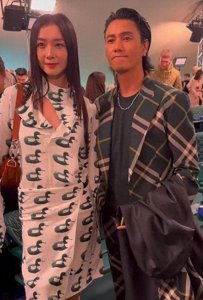 ​“宋宁峰前妻”齐溪穿绿衣服，笑容里隐藏着虚伪，网友：喝了太多