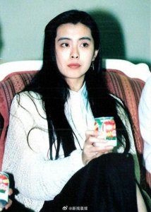 ​58岁王祖贤创业开艾灸馆，亲自为顾客服务