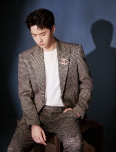 ​王一博生日大片简约帅气 氛围感十足