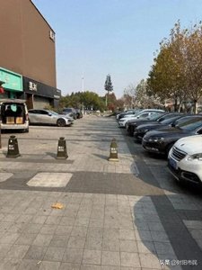 ​**“高铁惊魂：乘客扒门受伤引关注”**