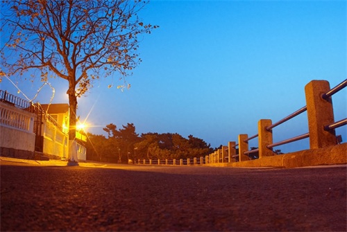 小青岛因其形状如同一把古琴，有“琴岛”之称，很多游客备受喜欢