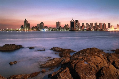 小青岛因其形状如同一把古琴，有“琴岛”之称，很多游客备受喜欢