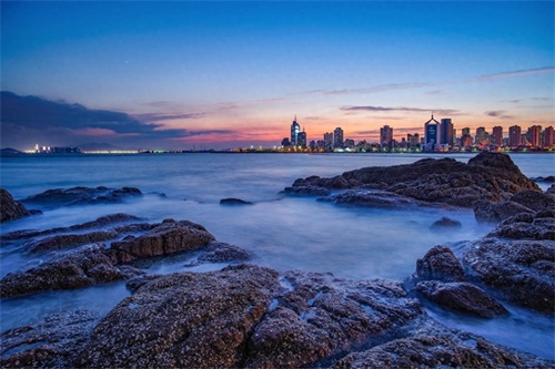 小青岛因其形状如同一把古琴，有“琴岛”之称，很多游客备受喜欢