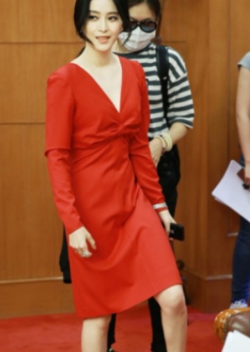 休息区的范冰冰，这脚丫我给出彩