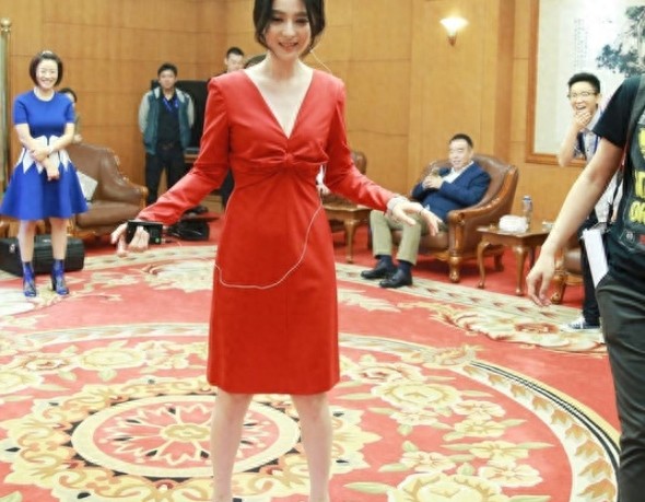 休息区的范冰冰，这脚丫我给出彩