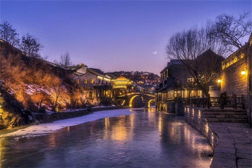 古北水镇位于北京市密云区古北口镇，背靠中国最美的司马台长城