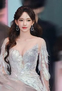 ​36岁程潇在“奶潇”与“狼系”双面切换，复古吊带裙美得犯规！