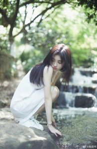 ​鞠婧祎穿白色吊带裙戏水 网友：有初恋的味道