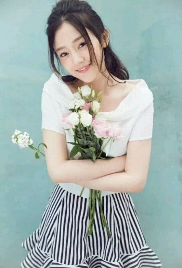 何花《灵魂摆渡黄泉》饰演“孟婆三七”戏外穿搭也是美美的