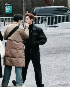 ​李现的身高不用猜，官方数据说他185cm，和路沿一比就清楚啦