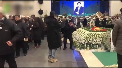 ​有一种友情叫倪萍赵忠祥，倪萍去赵忠祥追悼会，泪洒现场搀...