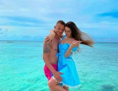 ​穿着柠檬色比基尼的模特阿纳斯塔西娅尽情的展现着自己的魅力