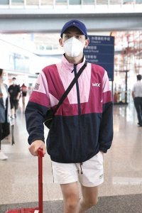 ​新晋小草辛云来现身机场，穿搭帅气有型，自然流露出的少年风度