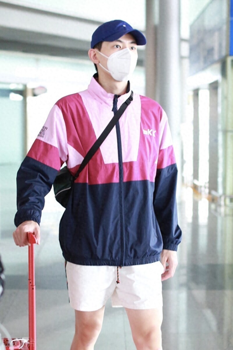 新晋小草辛云来现身机场，穿搭帅气有型，自然流露出的少年风度